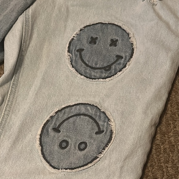 Two-Toned High Rise Jeans with Smiley Faces Rue 21 - Picture 3 of 4